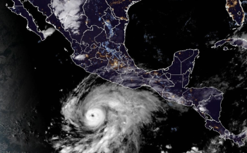 Vance pierde fuerza, pero mantiene amenaza de inundaciones en seis estados de México